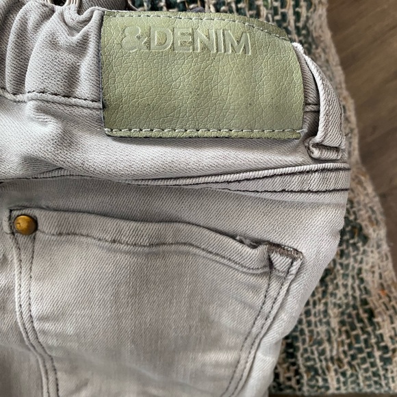 Light wash toddler jeans 2-3T H&M - Picture 4 of 6